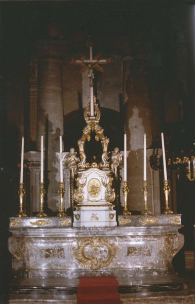 maître-autel, degré, tabernacle, exposition, croix d'autel avec les 6 chandeliers, vue générale