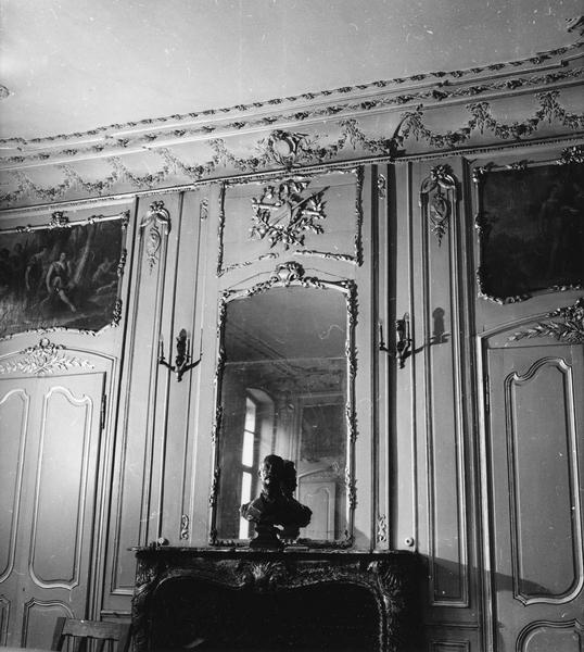lambris de revêtement, dessus-de-porte, cheminée, vue partielle (grand salon) - © Ministère de la Culture (France), Médiathèque du patrimoine et de la photographie (objets mobiliers), tous droits réservés