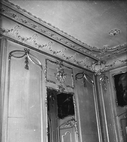 lambris de revêtement, dessus-de-porte, vue partielle (grand salon) - © Ministère de la Culture (France), Médiathèque du patrimoine et de la photographie (objets mobiliers), tous droits réservés