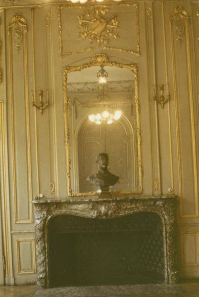 lambris de revêtement, dessus-de-porte, cheminée, vue partielle (grand salon) - © Ministère de la Culture (France), Médiathèque du patrimoine et de la photographie (objets mobiliers), tous droits réservés
