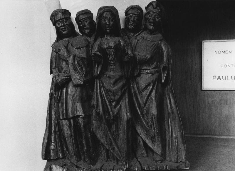 groupe sculpté : Vierge entourée de quatre personnages, vue générale