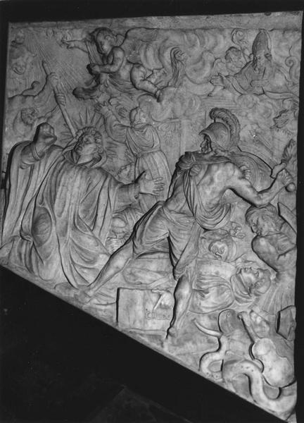 bas-relief : Scènes de la prise de l'abbaye de saint Amand par les normands, vue générale