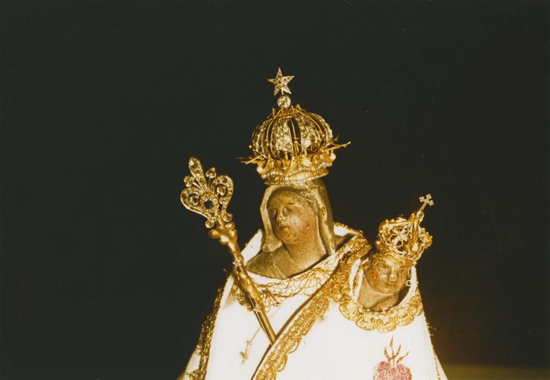 parure du couronnement de 1903 de la statue de Notre-Dame des dunes (sceptre, 2 couronnes, bijou), vue générale