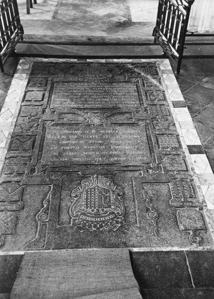 dalle funéraire de Michel Joseph Franceau d'Hion, comte de Gommegnies mort en 1725 et de Maximilienne Isabelle d'Ive, son épouse morte en 1711, vue générale - © Ministère de la Culture (France), Médiathèque du patrimoine et de la photographie (objets mobiliers), tous droits réservés
