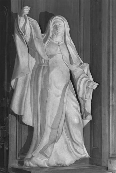 statue : sainte en costume de religieuse, vue générale