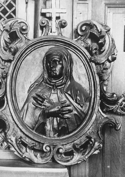 buste : Sainte, vue générale