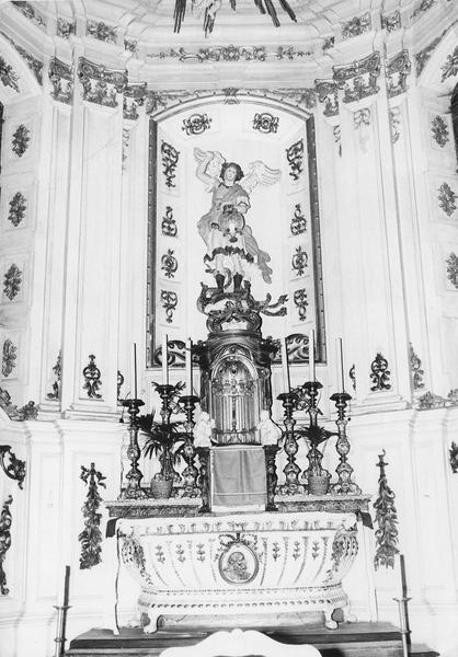 autel, tabernacle, retable, groupe sculpté : Saint Michel terrassant le démon (maître-autel), vue générale - © Ministère de la Culture (France), Médiathèque du patrimoine et de la photographie (objets mobiliers), tous droits réservés