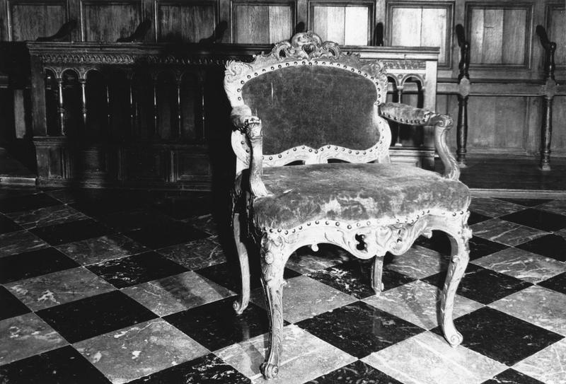 fauteuil de célébrant, vue générale - © Ministère de la Culture (France), Médiathèque du patrimoine et de la photographie (objets mobiliers), tous droits réservés