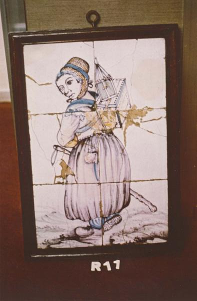 carrelage mural : Femme portant une lanterne, vue générale - © Ministère de la Culture (France), Médiathèque du patrimoine et de la photographie (objets mobiliers), tous droits réservés