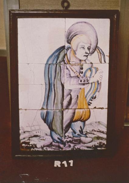 carrelage mural : Joueur de cornemuse, vue générale - © Ministère de la Culture (France), Médiathèque du patrimoine et de la photographie (objets mobiliers), tous droits réservés