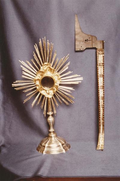 arme blanche (hachette de corporation) vue générale ; ostensoir, vue générale - © Ministère de la Culture (France), Médiathèque du patrimoine et de la photographie (objets mobiliers), tous droits réservés