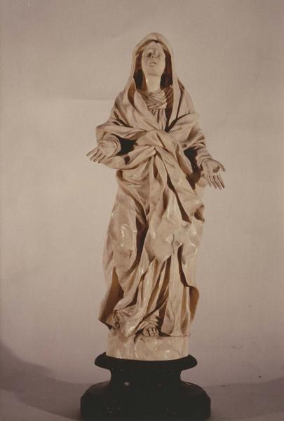 statue (statuette) : Vierge de calvaire, vue générale - © Ministère de la Culture (France), Médiathèque du patrimoine et de la photographie (objets mobiliers), tous droits réservés
