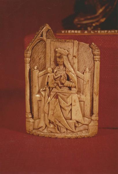 bas-relief : Vierge à l'Enfant assise, vue générale - © Ministère de la Culture (France), Médiathèque du patrimoine et de la photographie (objets mobiliers), tous droits réservés