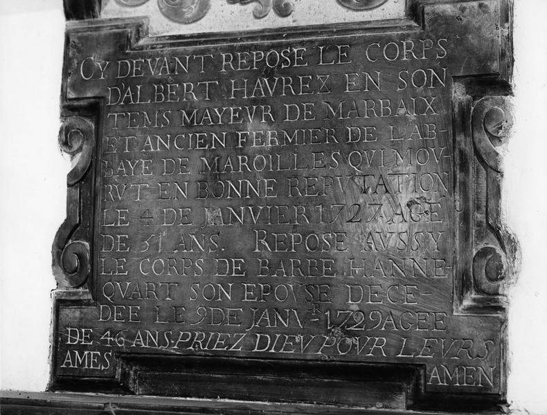 dalle funéraire d'Albert Havrex, mayeur de Marbaix mort en 1722 et de Barbe Hannequart, sa femme morte en 1729, vue partielle