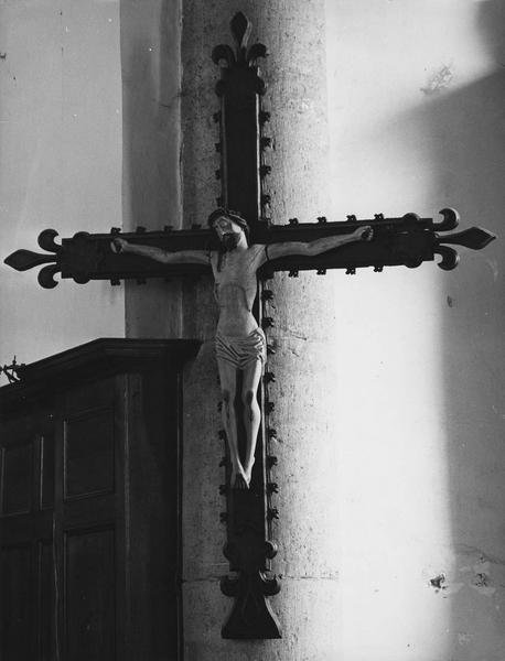 statue : Christ en croix (le), vue générale