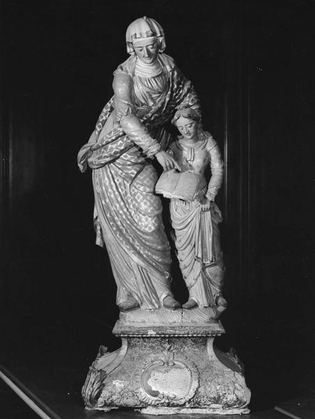 groupe sculpté, socle : Sainte Anne, Vierge (la), vue générale - © Ministère de la Culture (France), Médiathèque  du patrimoine et de la photographie (objets mobiliers), tous droits réservés