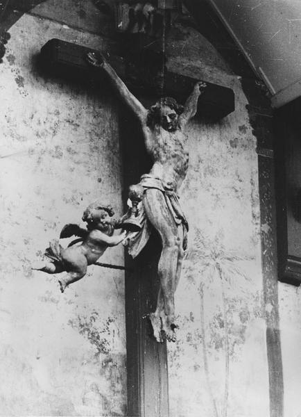 sculpture : Christ en croix avec angelot portant un calice, vue générale