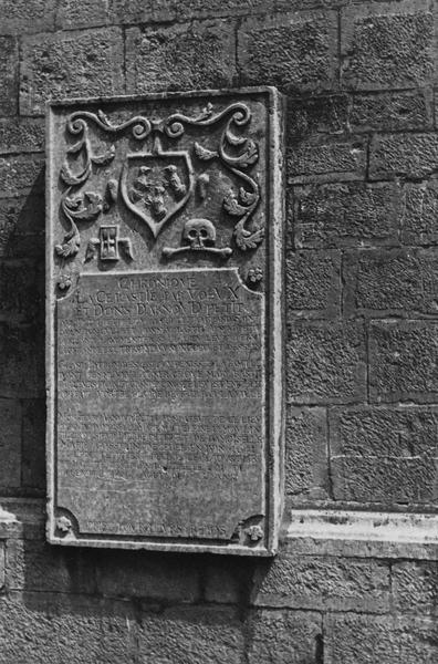 plaque funéraire d'Arnould Petit mort en 1689 et Marie-Madeleine Demoulin morte en 1726, vue générale