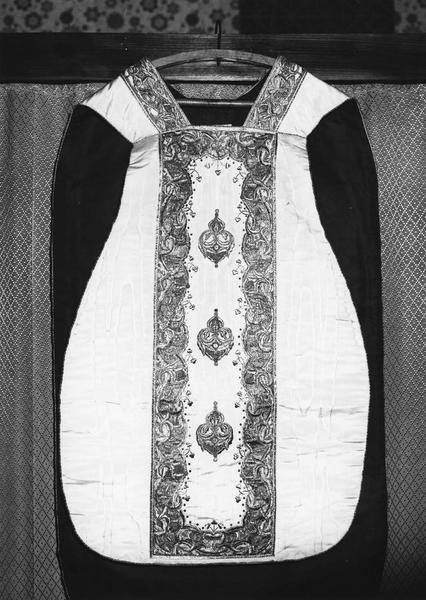 chasuble (ornement blanc, vue générale)