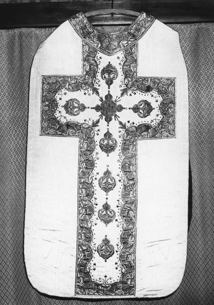 chasuble (ornement blanc, vue générale)