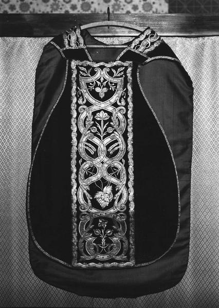 chasuble (ornement rouge), vue générale