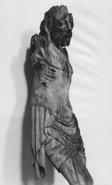 statue : Christ en croix (le), vue partielle