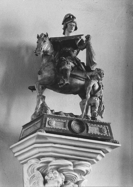 groupe sculpté : la Charité de Saint Martin