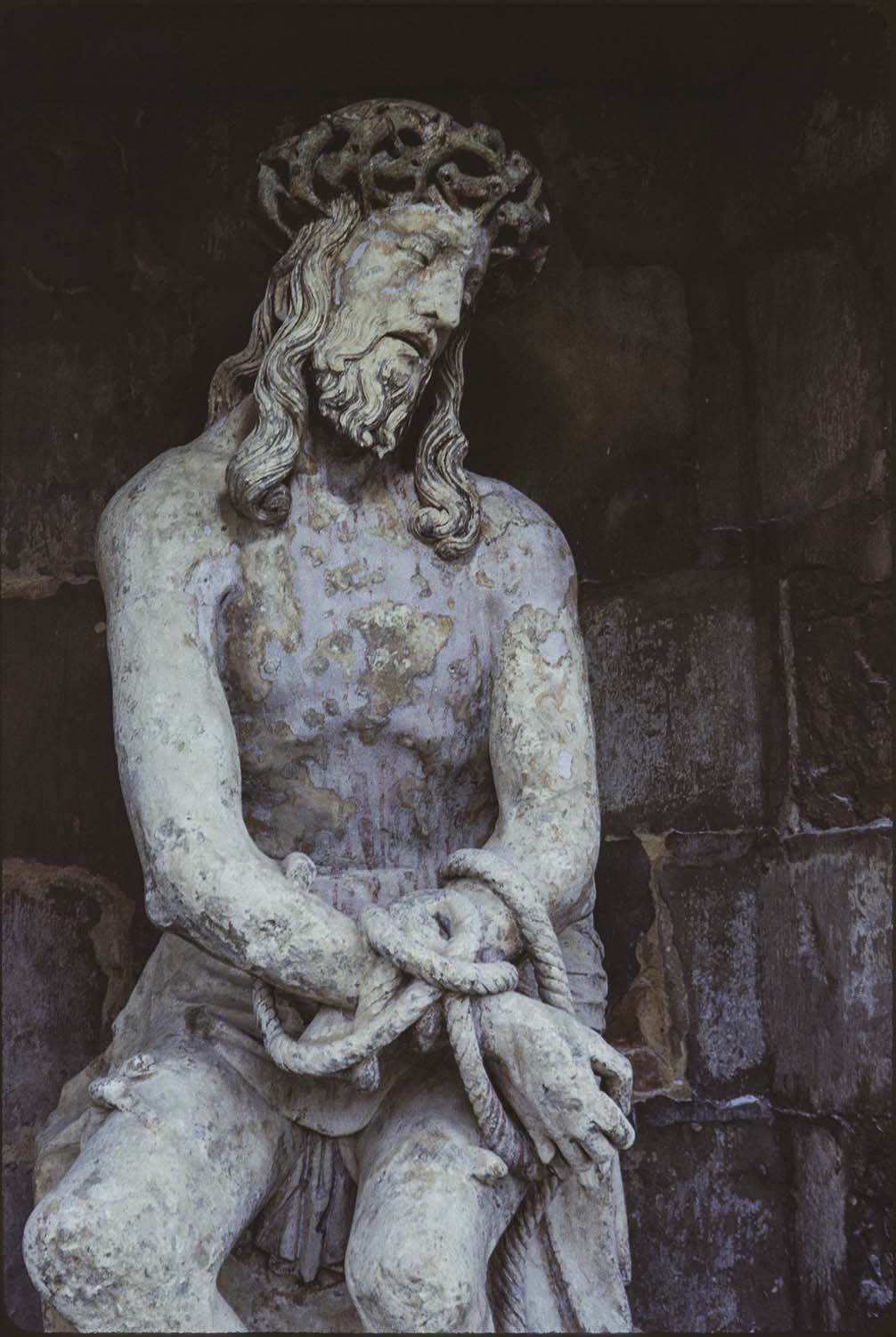statue : Christ souffrant, vue partielle