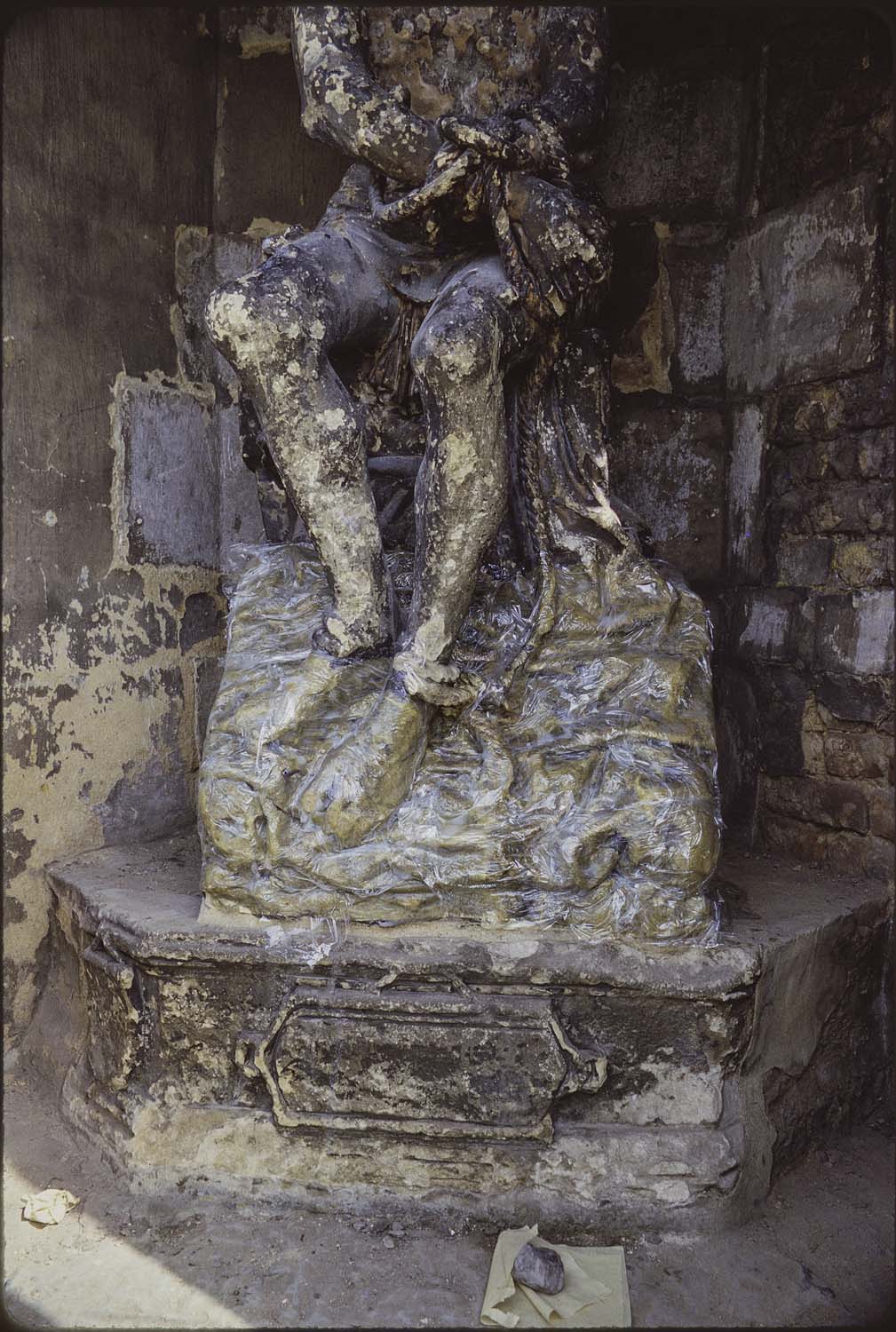 statue : Christ souffrant, vue partielle