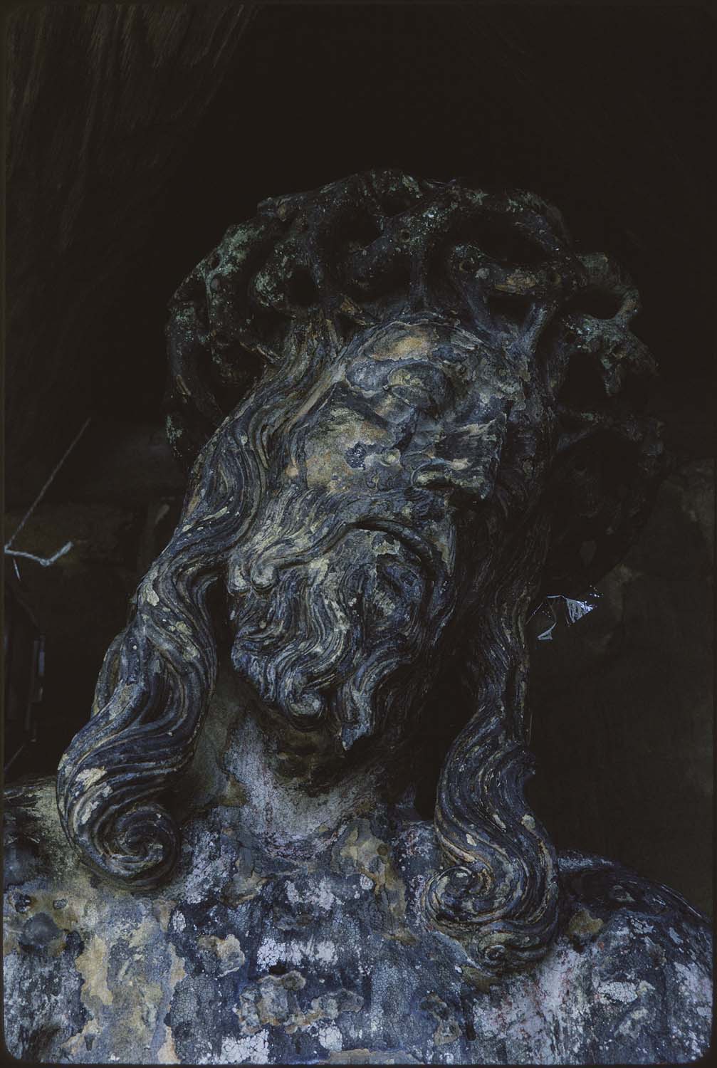 statue : Christ souffrant, détail