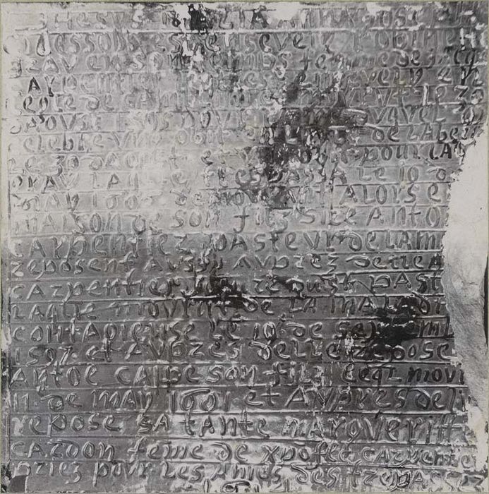 inscription funéraire gravée sur un carreau de terre cuite émaillée - © Ministère de la Culture (France), Médiathèque du patrimoine et de la photographie, diffusion GrandPalaisRmn Photo