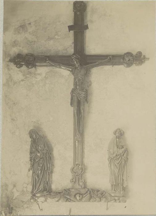 calvaire : Christ en croix (le), saint Jean, Vierge (la)