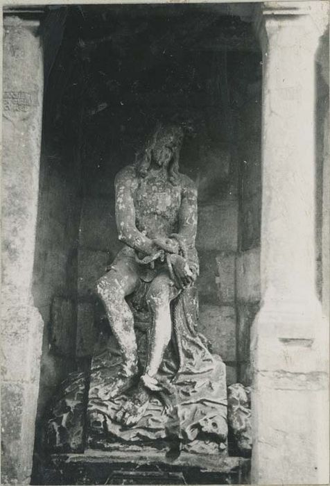 statue : Christ souffrant