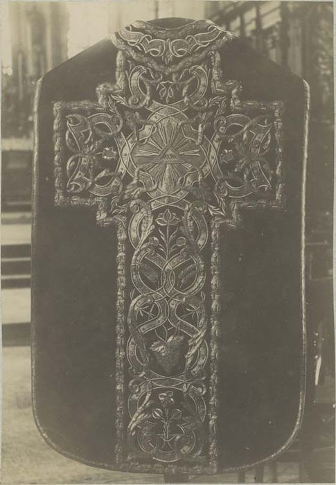 chasuble, 4 dalmatiques, 3 chapes (ornement rouge)