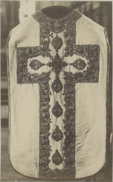 chasuble, 2 dalmatiques, 2 manipules, 2 chapes (ornement blanc)