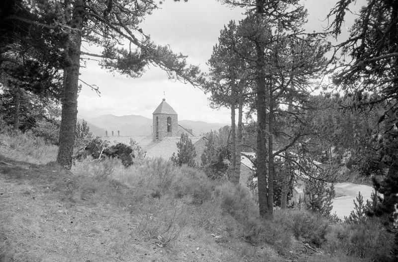 Clocher de la chapelle et toit, côté nord depuis un chemin