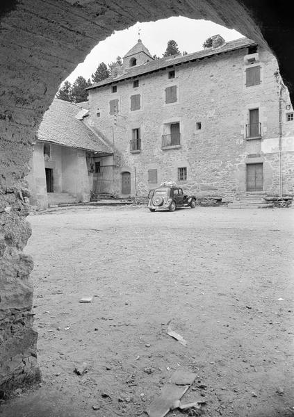 Façades sur cour intérieure avec entrée de la chapelle