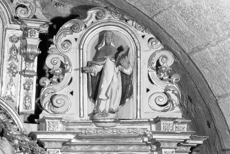 Retable de saint Joseph : couronnement droit, statue de sainte Claire