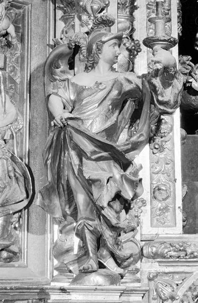 Retable du choeur : premier registre gauche, statue d'un ange guerrier portant un flambeau