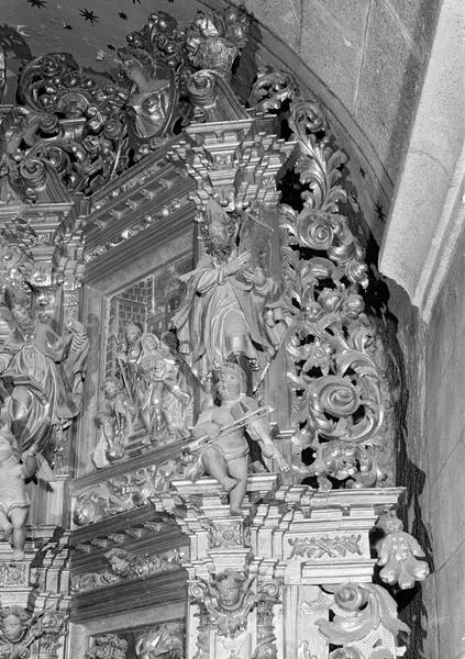 Retable du choeur : deuxième registre, panneau latéral droit représentant la Visitation et statue de saint Augustin