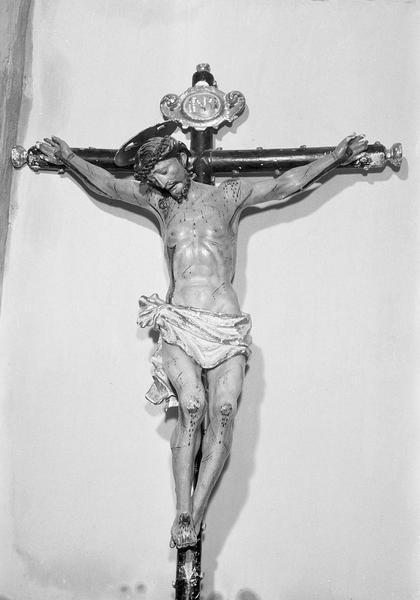 Décor intérieur du camaril : statue du Christ en croix, de face