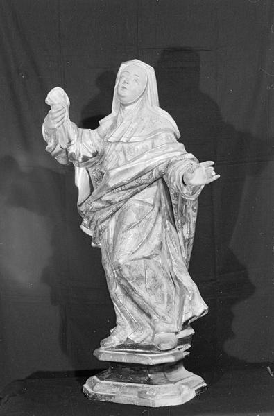 Décor intérieur du camaril : statue de la Vierge, de trois quarts gauche