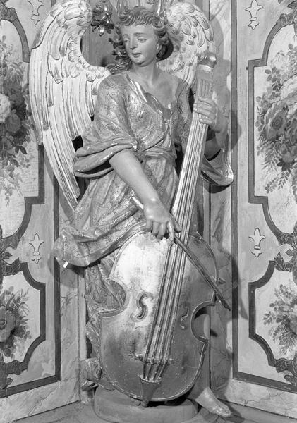 Décor intérieur du camaril : statue d'ange musicien jouant de la contrebasse, de face