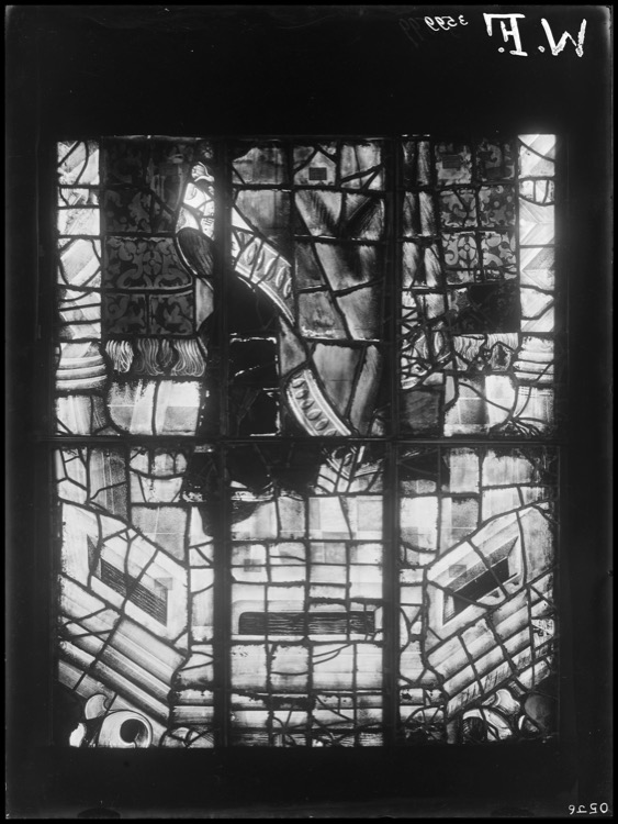 Vitraux du bras nord du transept, côté ouest, fenêtre nord [Baie 211]
