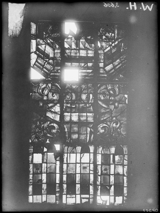 Vitraux du bras nord du transept, côté ouest, fenêtre nord [Baie 213]