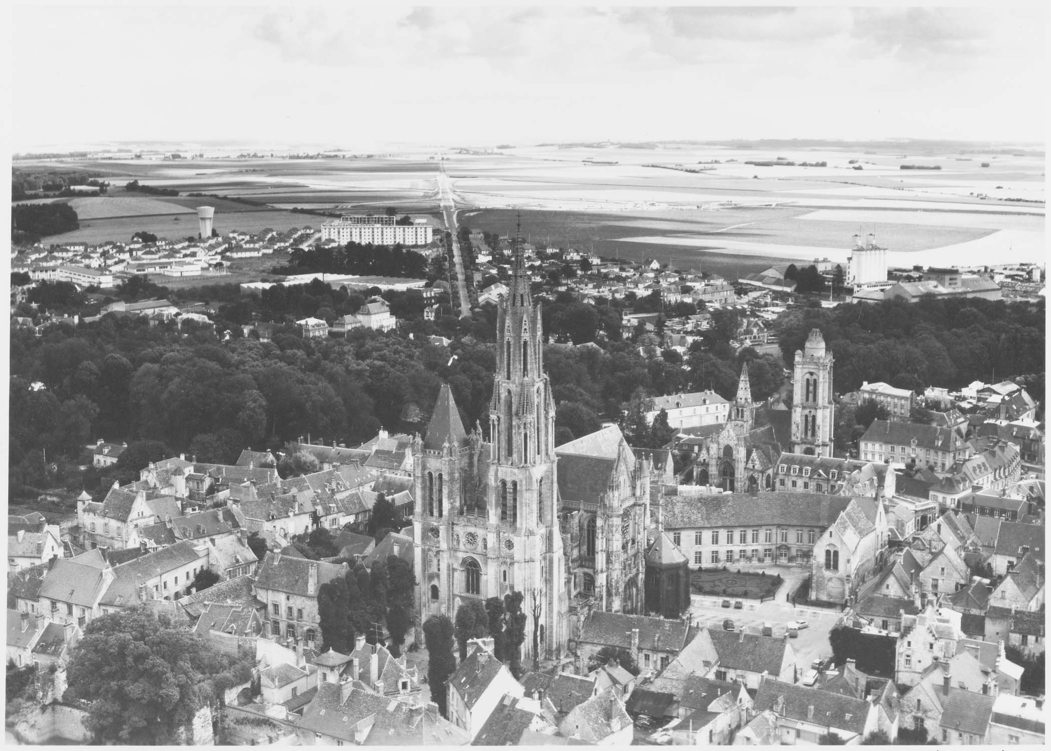 La cathédrale, le palais épiscopal (actuel musée) et l'église Saint-Pierre