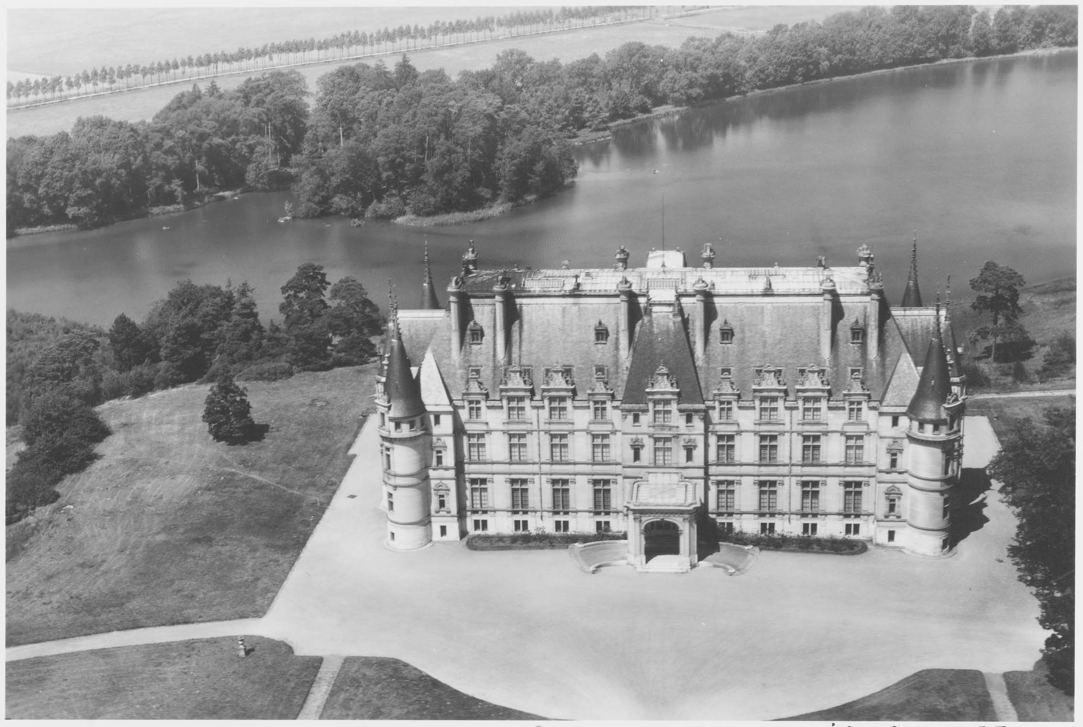 Château de Vallière et étang de l'Epine