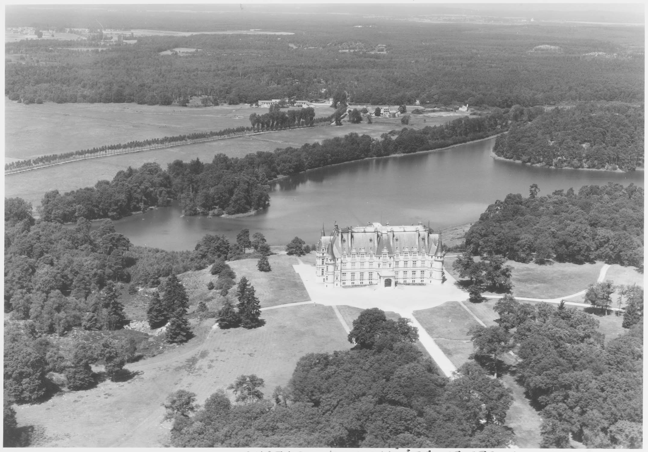 Château de Vallière et étang de l'Epine