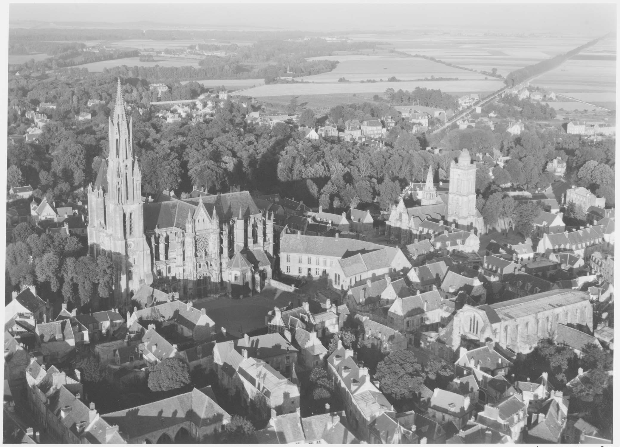 Cathédrale et église Saint-Pierre à droite