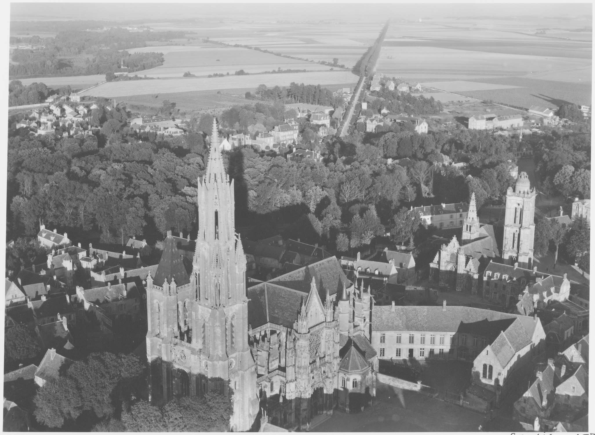 Cathédrale et église Saint-Pierre à droite